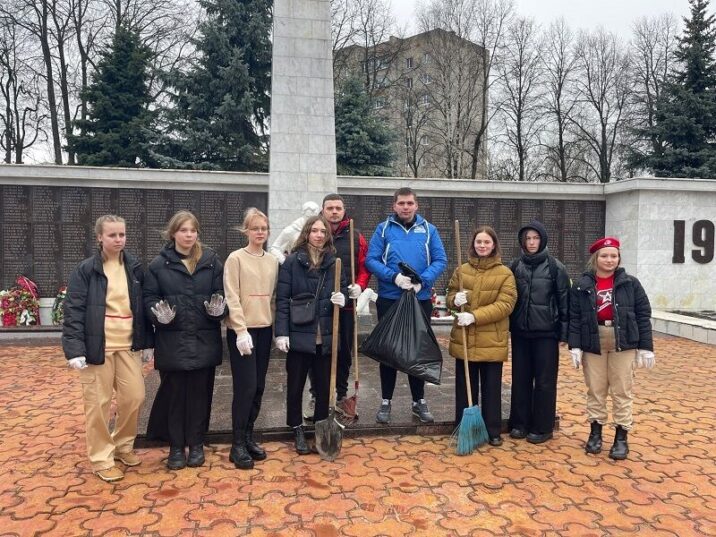 Неравнодушная молодежь навела порядок на территории мемориала в Пушкинском Новости Пушкино 