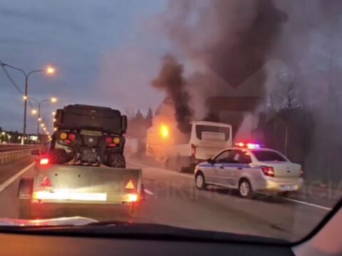Горящий на Ярославском шоссе автобус создал многокилометровую пробку Новости Пушкино 