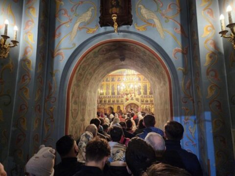 Более 700 верующих пришли на праздничную службу в Троицкий храм Новости Пушкино 